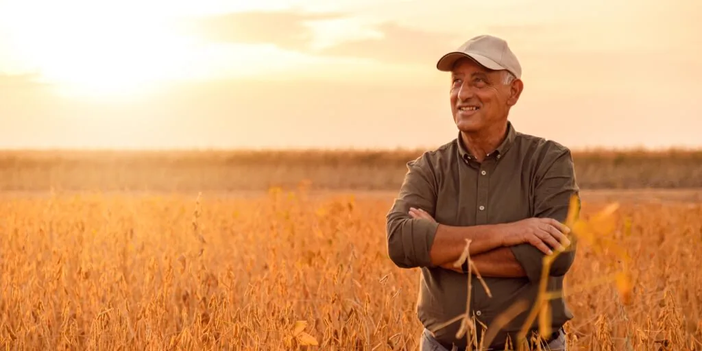 Produtor rural com sua picape no campo