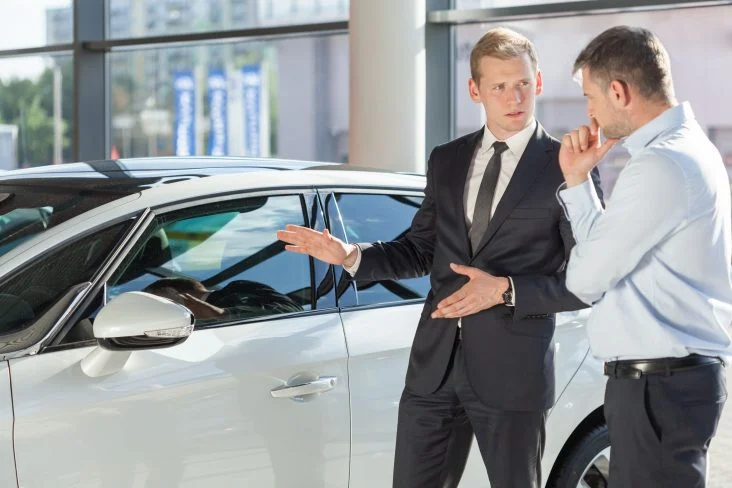 Consultor de vendas da Brasal Veículos atendendo cliente